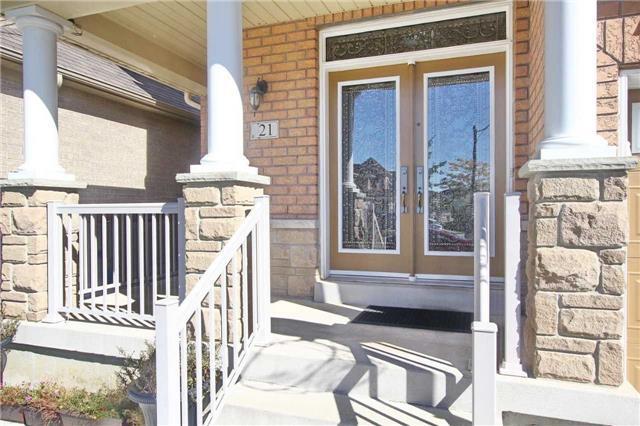 21 Sherbrooke St, House detached with 4 bedrooms, 5 bathrooms and 4 parking in Brampton ON | Image 2