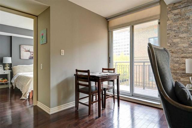 607 - 60 St Clair Ave W, Condo with 2 bedrooms, 1 bathrooms and 0 parking in Toronto ON | Image 2