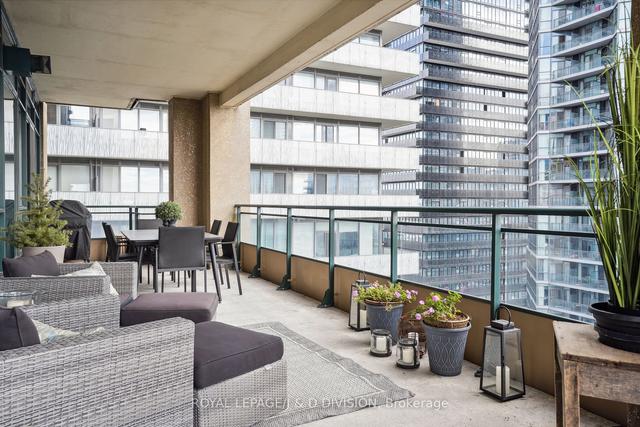 3002 - 35 Hayden St, Condo with 2 bedrooms, 3 bathrooms and 1 parking in Toronto ON | Image 9