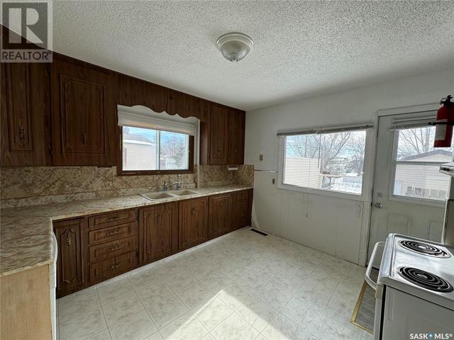 306 3rd Avenue W, House detached with 3 bedrooms, 2 bathrooms and null parking in Biggar SK | Image 5