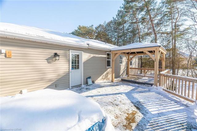 7261 Arkona Road, House detached with 2 bedrooms, 1 bathrooms and null parking in Lambton Shores ON | Image 28