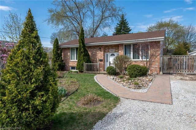 945 Hollands Avenue, House detached with 4 bedrooms, 2 bathrooms and null parking in Sarnia ON | Image 1