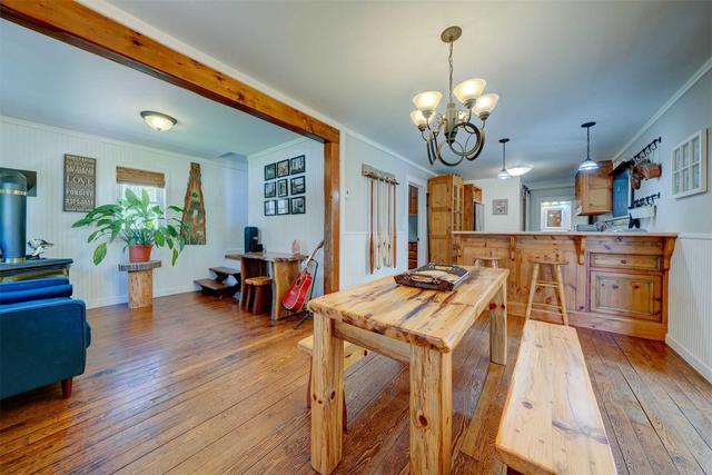 1043 Kitchener St, House detached with 3 bedrooms, 2 bathrooms and 4 parking in Muskoka Lakes ON | Image 2