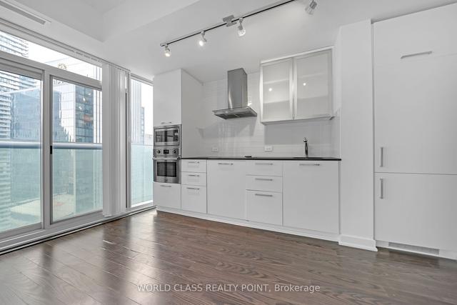 3201 - 12 York St, Condo with 1 bedrooms, 1 bathrooms and 0 parking in Toronto ON | Image 3