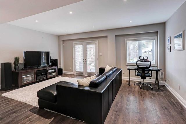 1067 Shaw Dr, House semidetached with 3 bedrooms, 4 bathrooms and 3 parking in Mississauga ON | Image 19