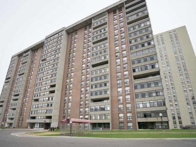 608 - 25 Kensington Rd, Condo with 2 bedrooms, 1 bathrooms and 1 parking in Brampton ON | Image 1