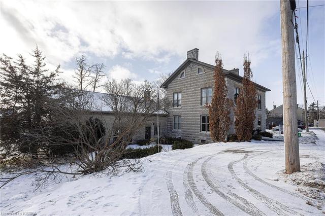 3981 Harrowsmith Road, House detached with 6 bedrooms, 2 bathrooms and 6 parking in South Frontenac ON | Image 2