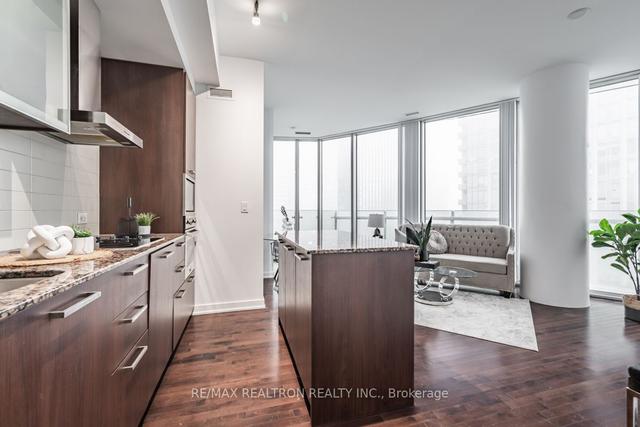 3002 - 12 York St, Condo with 2 bedrooms, 2 bathrooms and 1 parking in Toronto ON | Image 23