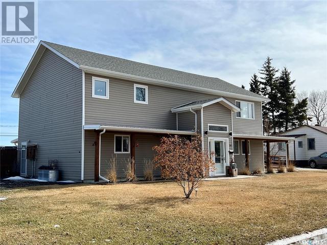 230 Ruttle Avenue, House detached with 4 bedrooms, 4 bathrooms and null parking in Kinistino SK | Image 2