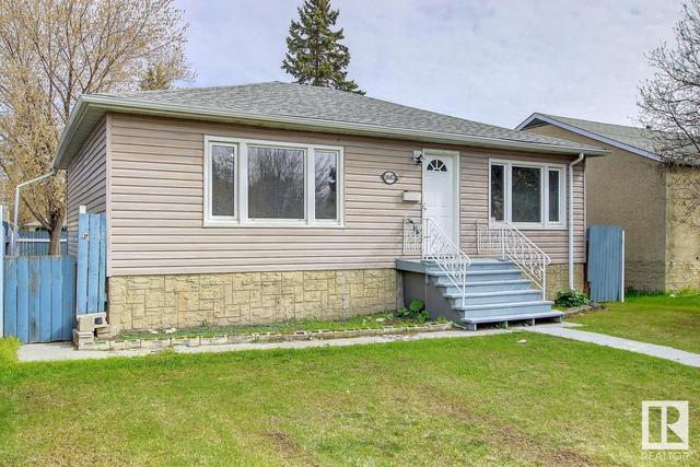 10682 61 Av Nw, House detached with 5 bedrooms, 2 bathrooms and null parking in Edmonton AB | Card Image