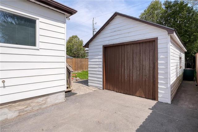 21 Broadview Avenue, House detached with 2 bedrooms, 1 bathrooms and 4 parking in Cambridge ON | Image 3