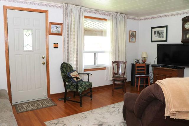 24 Victoria St, House detached with 2 bedrooms, 1 bathrooms and 4 parking in Orangeville ON | Image 2