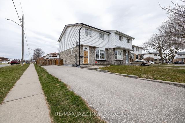982 Renfrew Crt, House semidetached with 3 bedrooms, 2 bathrooms and 3 parking in Oshawa ON | Image 1