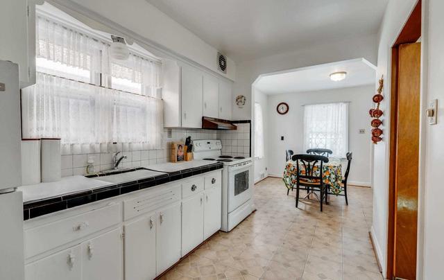 77 Marlee Ave, House detached with 3 bedrooms, 2 bathrooms and 4 parking in Toronto ON | Image 2