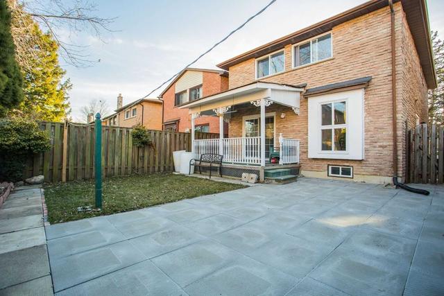 122 Larksmere Crt, House detached with 3 bedrooms, 4 bathrooms and 6 parking in Markham ON | Image 11
