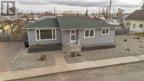 352 27 Street, House detached with 4 bedrooms, 3 bathrooms and 4 parking in Fort Macleod AB | Card Image