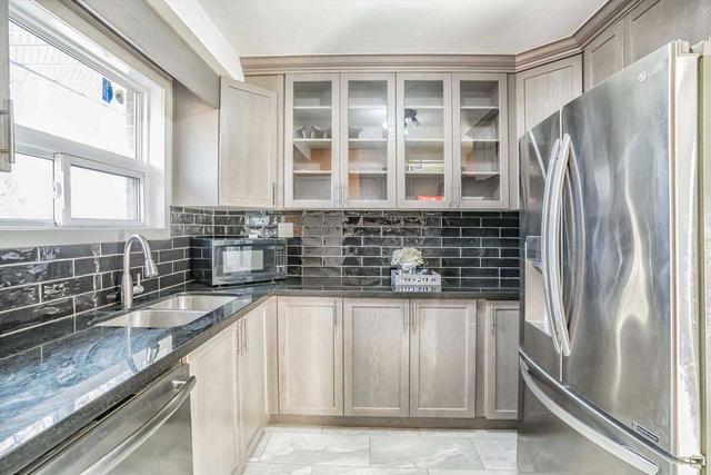 41 Aloma Cres, House semidetached with 3 bedrooms, 3 bathrooms and 4 parking in Brampton ON | Image 2
