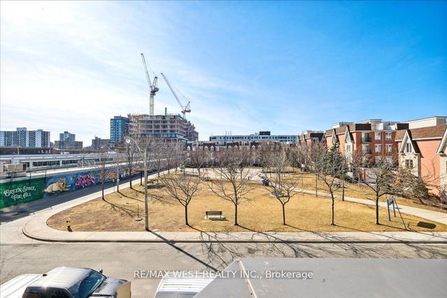 1023 - 38 Joe Shuster Way, Condo with 2 bedrooms, 1 bathrooms and 1 parking in Toronto ON | Image 3