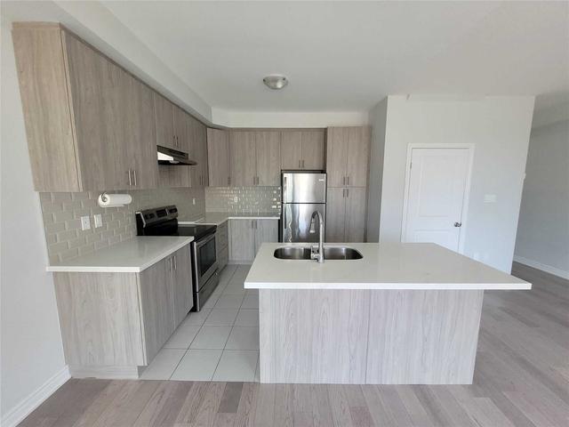 10 Pinot Cres, House attached with 3 bedrooms, 3 bathrooms and 3 parking in Hamilton ON | Image 6