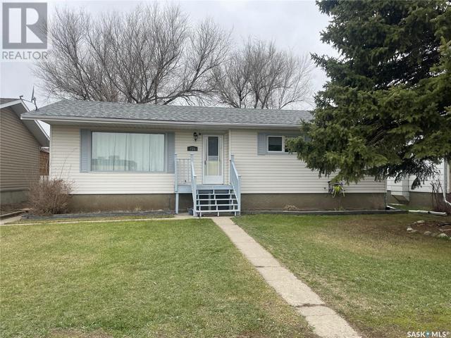 735 Jasper Street, House detached with 4 bedrooms, 3 bathrooms and null parking in Maple Creek SK | Image 1
