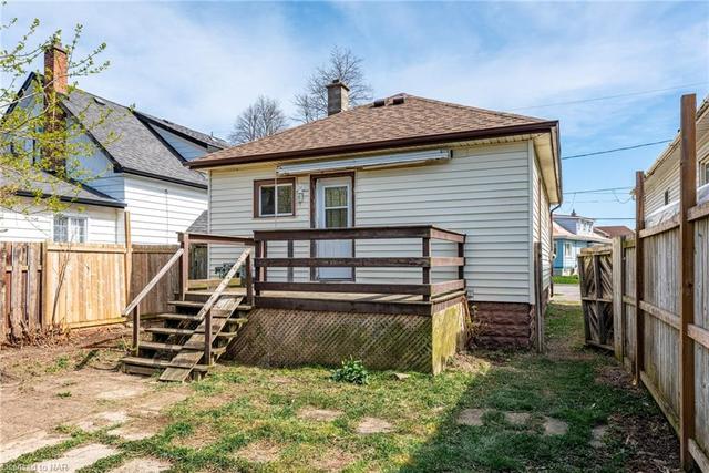 35 St. Peter Street, House detached with 3 bedrooms, 1 bathrooms and 1 parking in St. Catharines ON | Image 3
