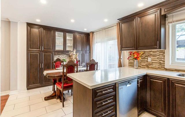 3369 Spirea Terr, House semidetached with 3 bedrooms, 3 bathrooms and 5 parking in Mississauga ON | Image 2