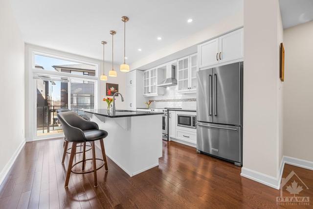 97 Oblats Avenue, Townhouse with 2 bedrooms, 3 bathrooms and 2 parking in Ottawa ON | Image 3