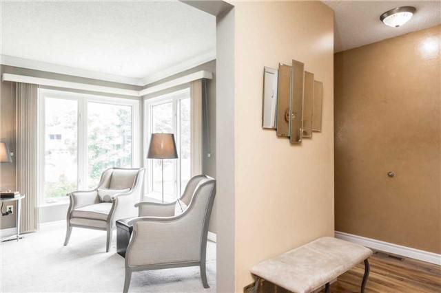 62 La Peer Blvd, House semidetached with 3 bedrooms, 2 bathrooms and 1 parking in Toronto ON | Image 2