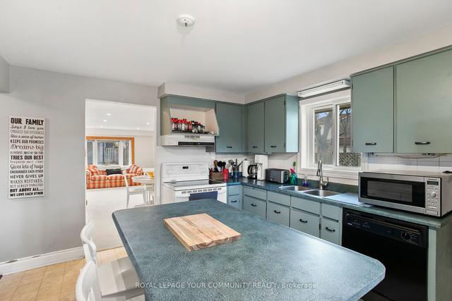27 St Andrews Crt, House attached with 3 bedrooms, 2 bathrooms and 3 parking in Aurora ON | Image 5