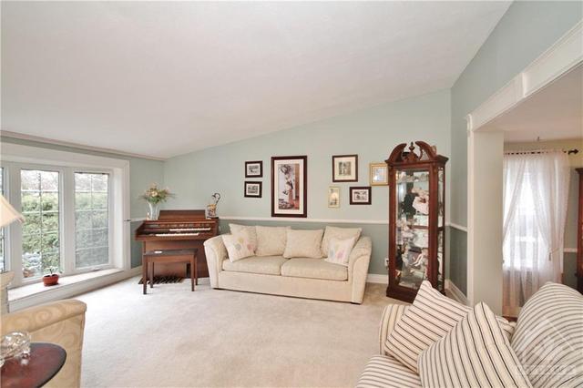22 Burnetts Grove Circle, Home with 3 bedrooms, 3 bathrooms and 2 parking in Ottawa ON | Image 5