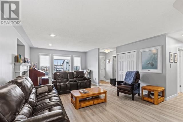 9757 93 Avenue, House detached with 5 bedrooms, 3 bathrooms and 4 parking in Wembley AB | Image 2