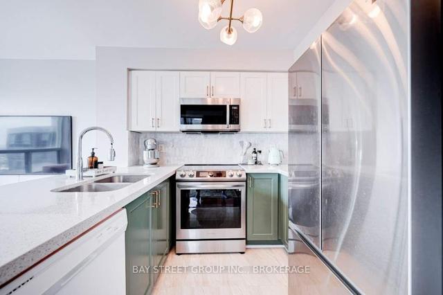 2403 - 21 Hillcrest Ave, Condo with 1 bedrooms, 1 bathrooms and 1 parking in Toronto ON | Image 2