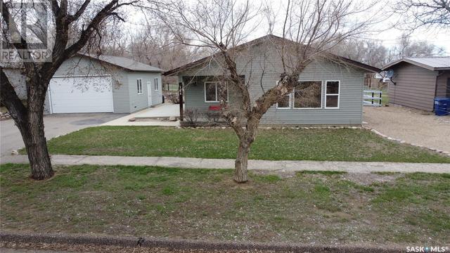 124 3rd Street E, House detached with 2 bedrooms, 2 bathrooms and null parking in Ponteix SK | Image 41