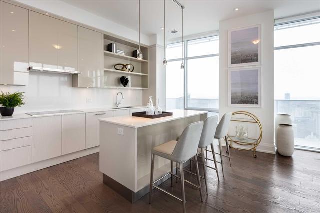 Sph201 - 100 Harbour St, Condo with 2 bedrooms, 3 bathrooms and 1 parking in Toronto ON | Image 1