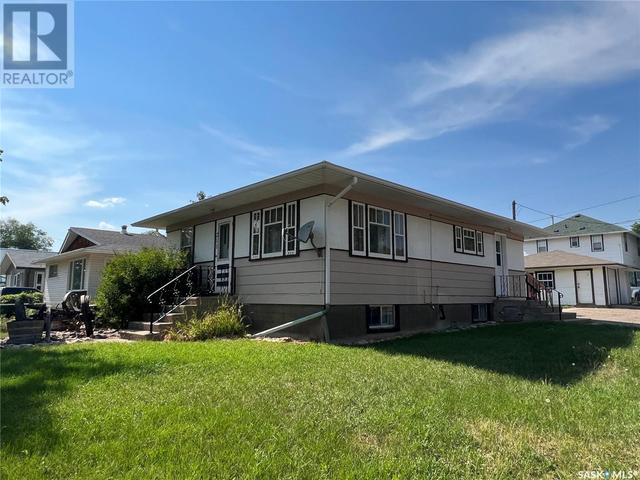 211 6th Avenue W, House detached with 4 bedrooms, 2 bathrooms and null parking in Shaunavon SK | Image 2