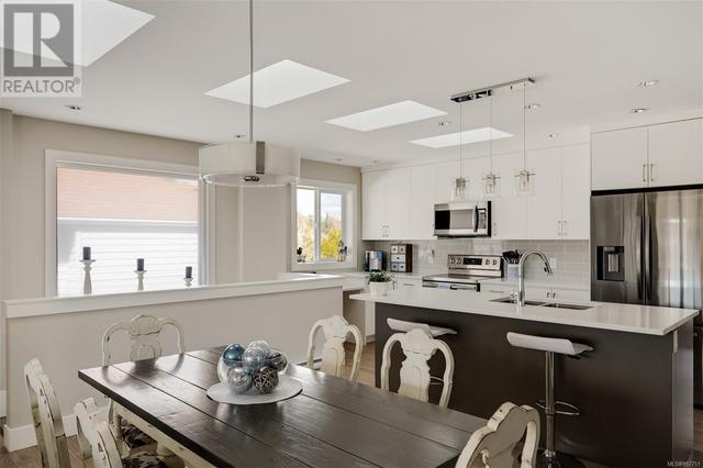 Bright, light filled kitchen | Image 11