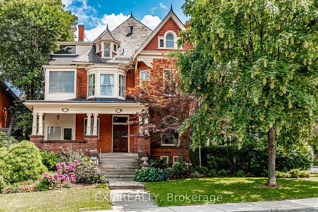 353 Bay St S, House detached with 6 bedrooms, 4 bathrooms and 4 parking in Hamilton ON | Image 1