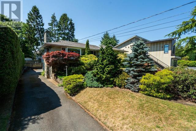 1875 Grandview Dr, House detached with 4 bedrooms, 3 bathrooms and 4 parking in Saanich BC | Image 45