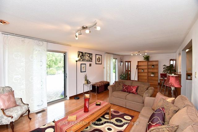 22 Delbrook Crt, House detached with 3 bedrooms, 3 bathrooms and 6 parking in Hamilton ON | Image 2