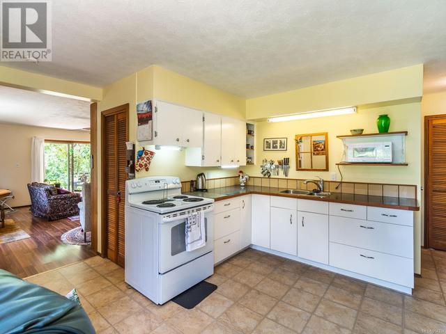 1454 Milstead Rd, House detached with 2 bedrooms, 2 bathrooms and 3 parking in Strathcona B BC | Image 14