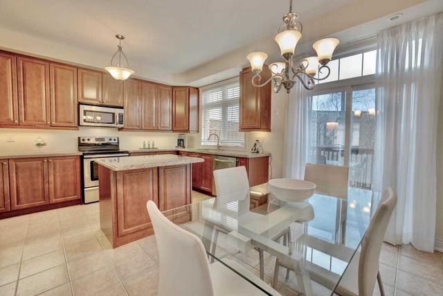 1994 Oana Dr, Townhouse with 2 bedrooms, 3 bathrooms and 2 parking in Mississauga ON | Image 5