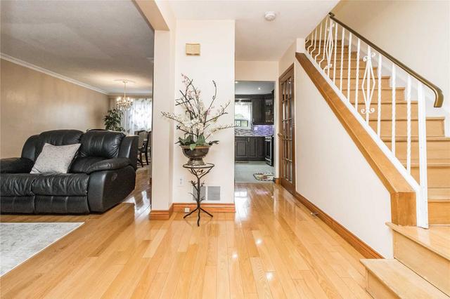 27 Dovehaven Crt, House semidetached with 4 bedrooms, 3 bathrooms and 7 parking in Toronto ON | Image 23
