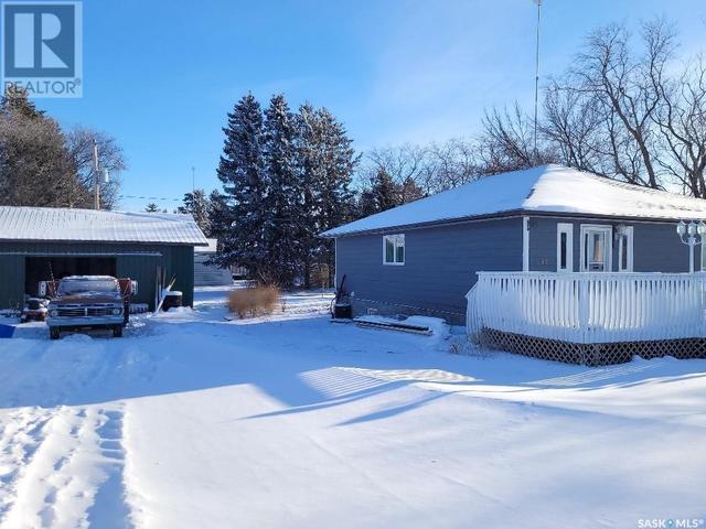 207 2nd Street, House detached with 3 bedrooms, 2 bathrooms and null parking in Plunkett SK | Image 3