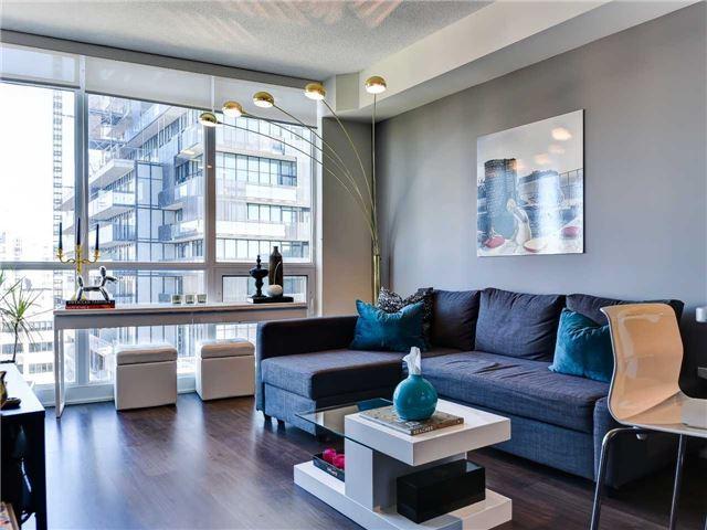 1001 - 30 Roehampton Ave, Condo with 1 bedrooms, 1 bathrooms and 1 parking in Toronto ON | Image 2