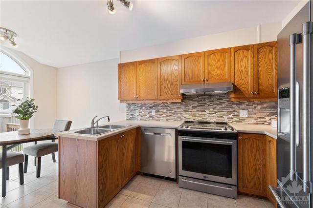 325 Bryarton Street, Townhouse with 3 bedrooms, 3 bathrooms and 2 parking in Ottawa ON | Image 12