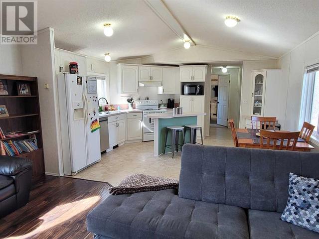 7848 97 Avenue, Home with 3 bedrooms, 2 bathrooms and 2 parking in Peace River AB | Image 8
