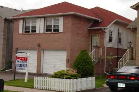 5 Empire Cres, House attached with 3 bedrooms, 2 bathrooms and 2 parking in Clarington ON | Image 1