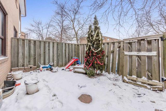 70 Fleetwood Cres, Townhouse with 3 bedrooms, 2 bathrooms and 1 parking in Brampton ON | Image 28