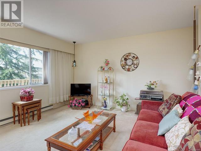20 - 3981 Nelthorpe St, House attached with 3 bedrooms, 2 bathrooms and 2 parking in Saanich BC | Image 2