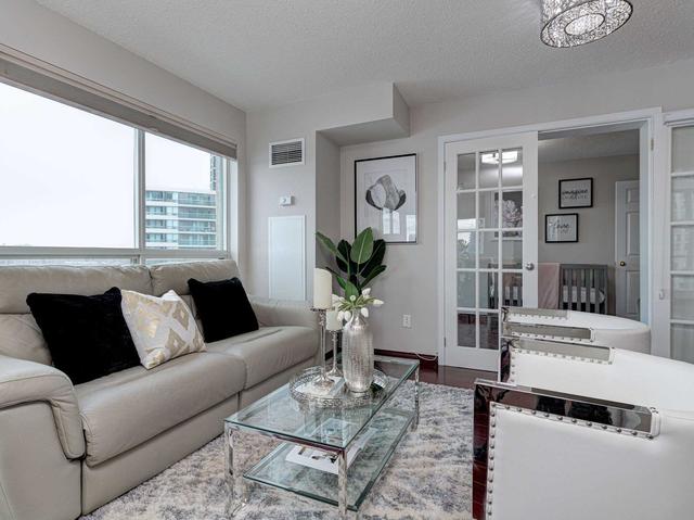 703 - 23 Lorraine Dr, Condo with 3 bedrooms, 2 bathrooms and 1 parking in Toronto ON | Image 3
